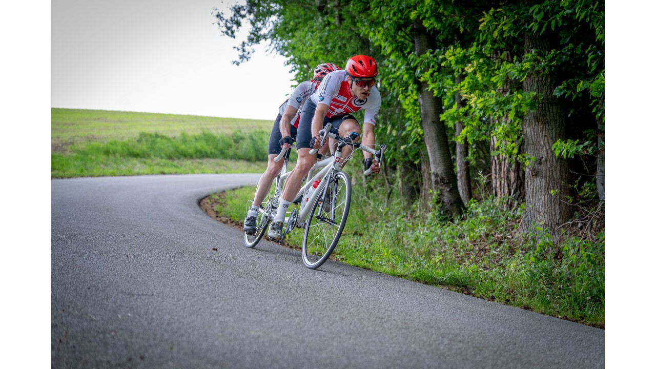 Christian Ackermann und Pilot Dominik Büttler an der Para-Cycling EM in Oberösterreich. (Copyright: Sam Buchli)
