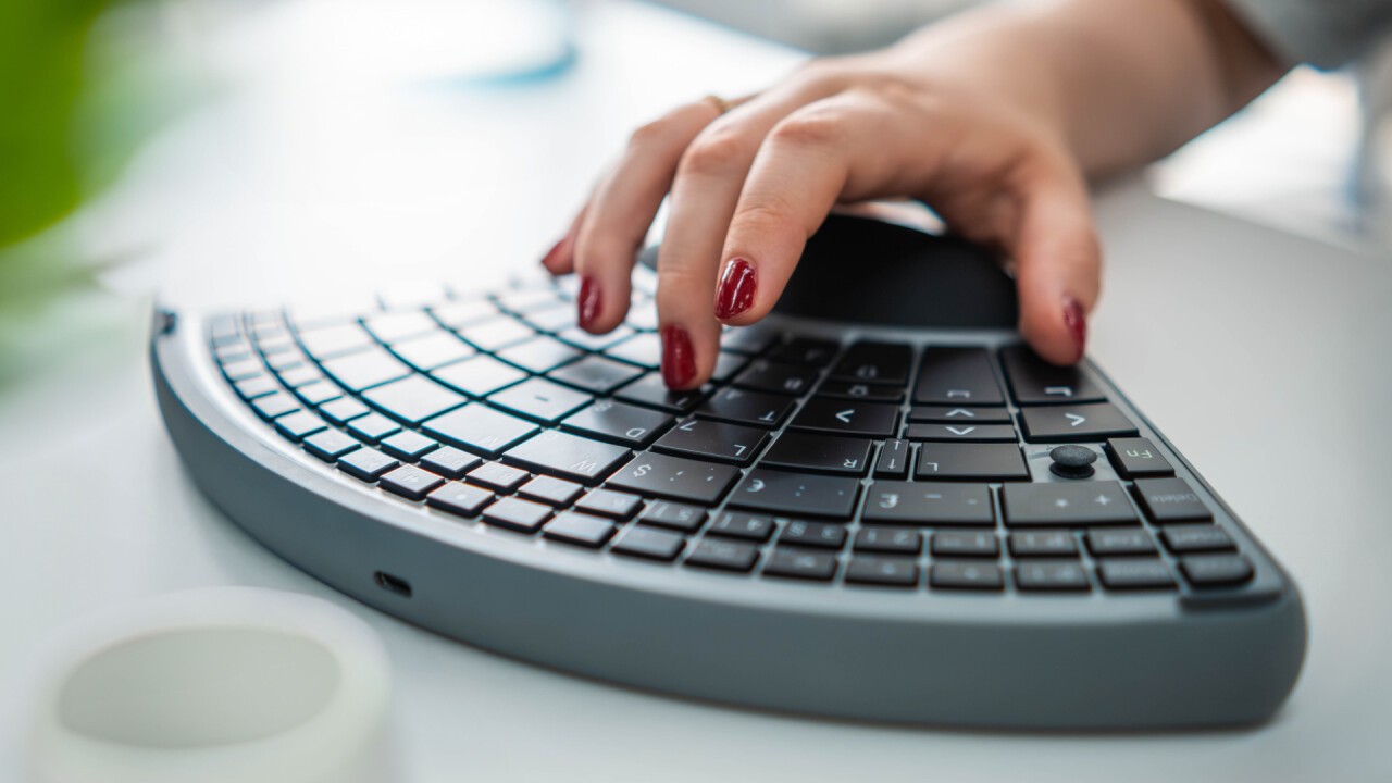 Mit einer Hand alles im Griff – dank der Einhandtastatur TiPY.