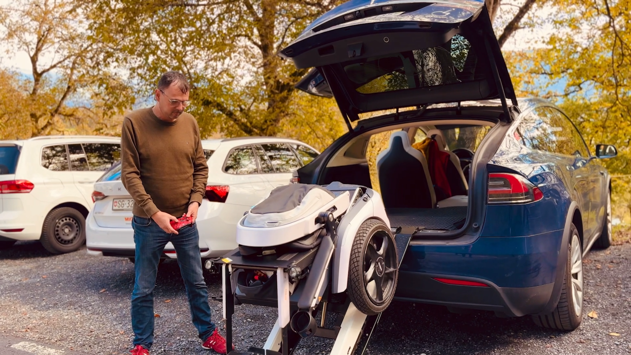 Der Transport mit Scewo BRO in Michaels Auto erfolgt blitzschnell und mühelos.