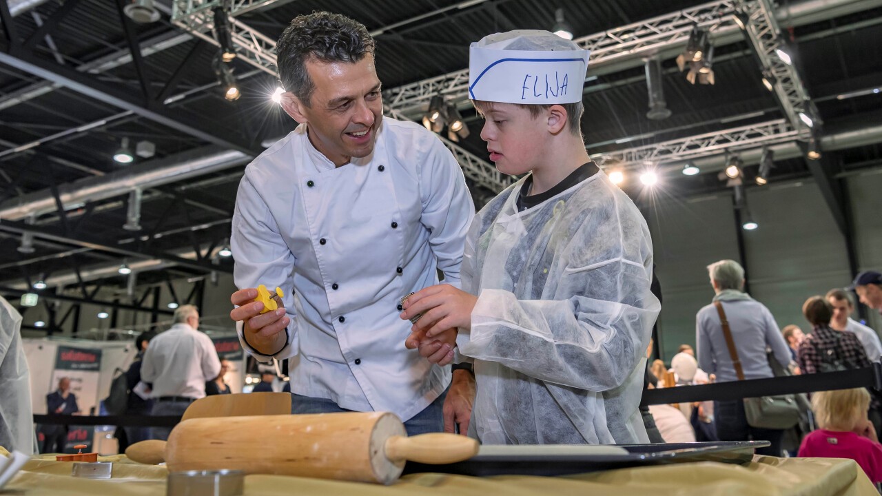 Prominente backen zusammen mit Kindern Guetzli für einen guten Zweck.
