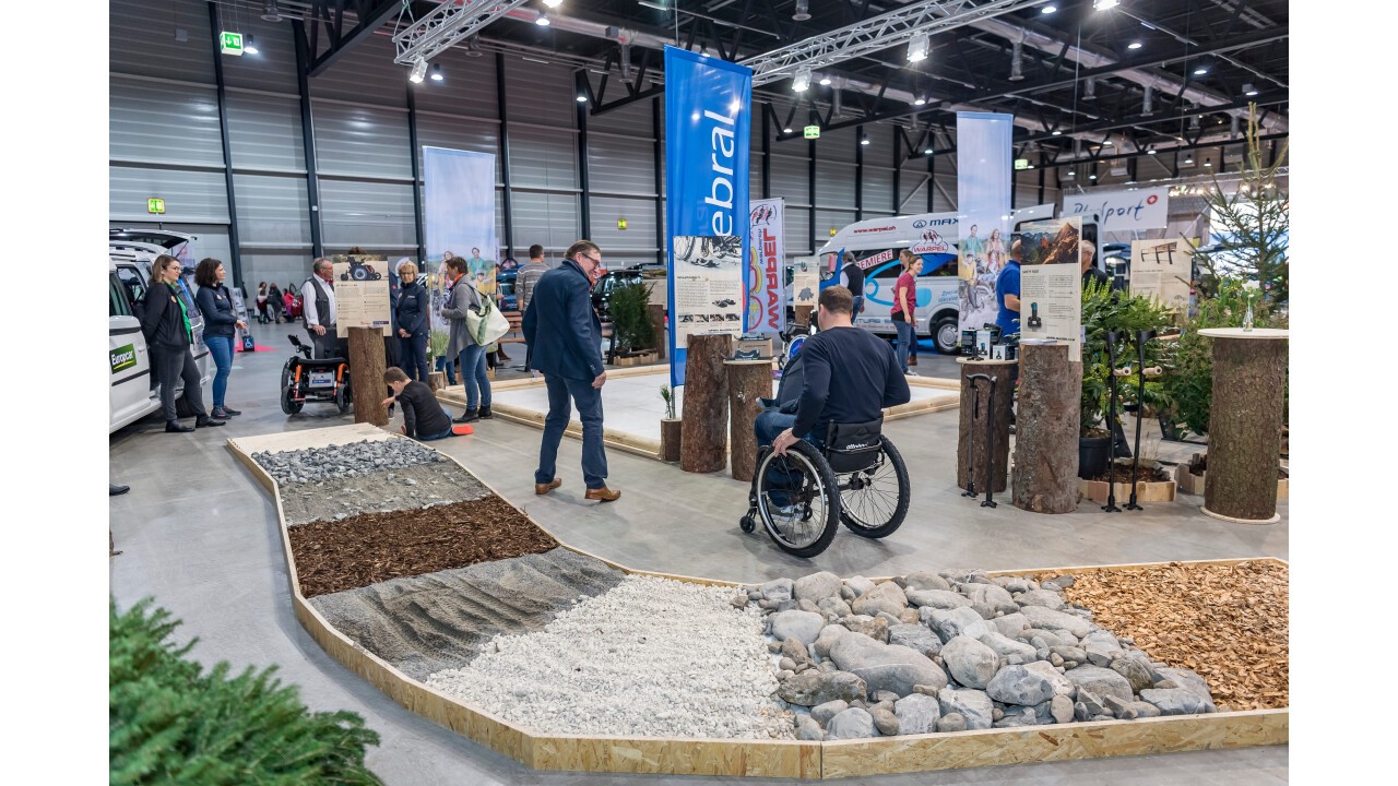 Das Testen von Rollstühlen über verschiedene Materialien ist auch an der Swiss Handicap möglich.
