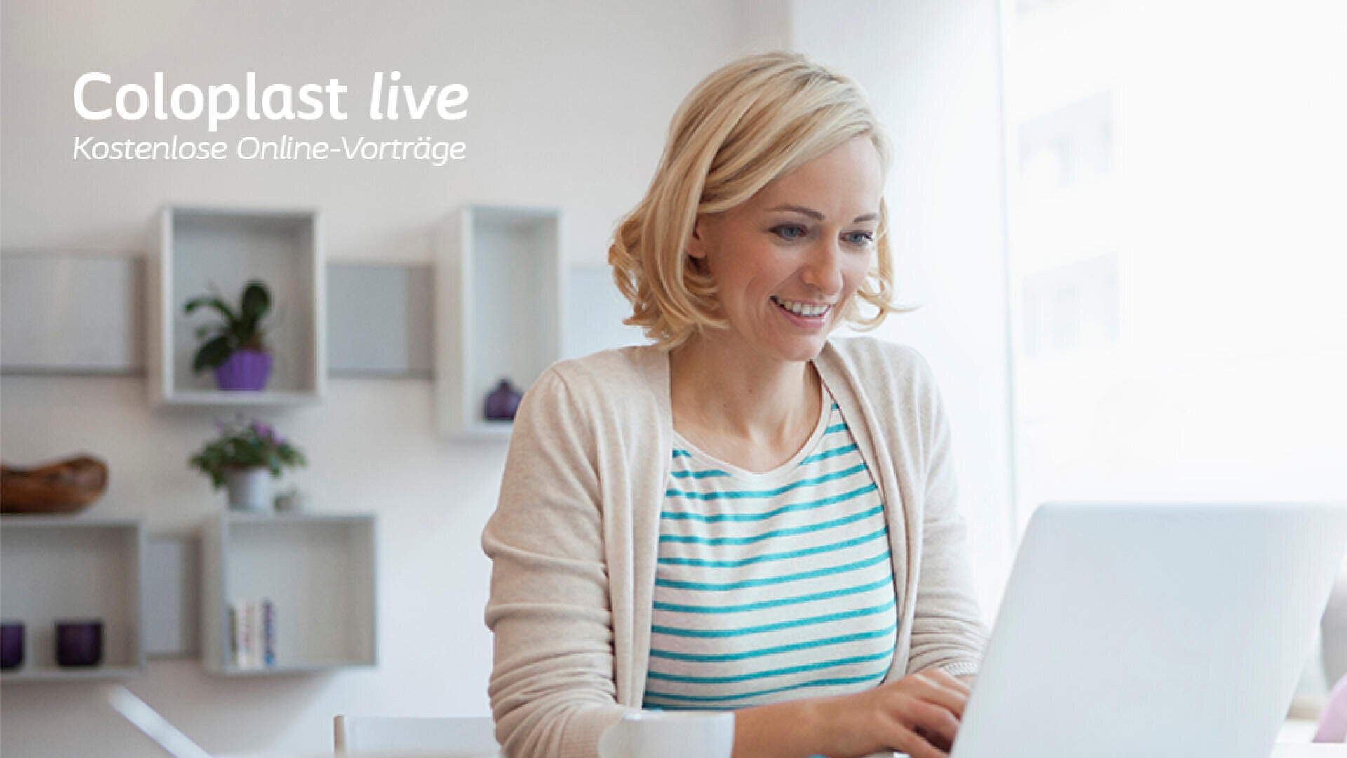 Eine lächelnde Frau mit blondem Haar in einem gestreiften Hemd und einer Strickjacke benutzt einen Laptop in einem hellen, modernen Haus. Der Text lautet Coloplast live Kostenlose Online-Vorträge auf Deutsch und weist auf kostenlose Online-Vorträge hin.