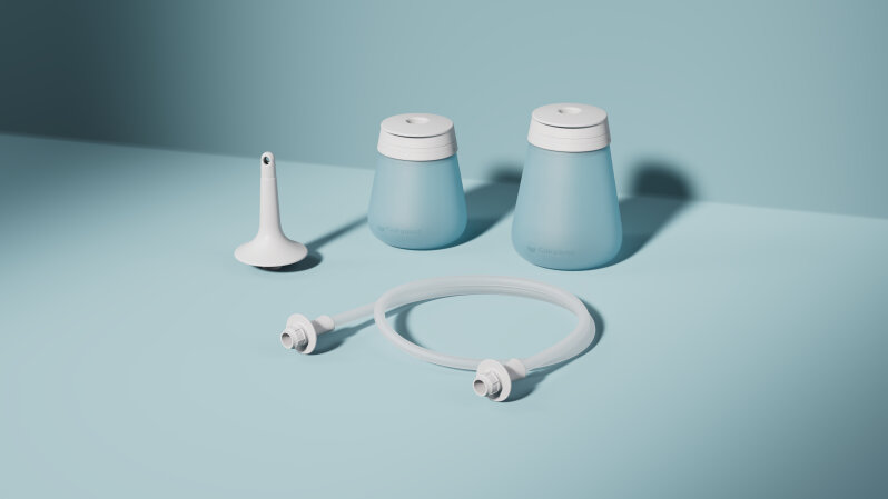Zwei blaue, runde Behälter mit weißen Deckeln, eine weiße trichterförmige Tülle und ein flexibler weißer Schlauch mit Anschlüssen sind auf einer hellblauen Fläche vor einem hellblauen Hintergrund abgebildet.