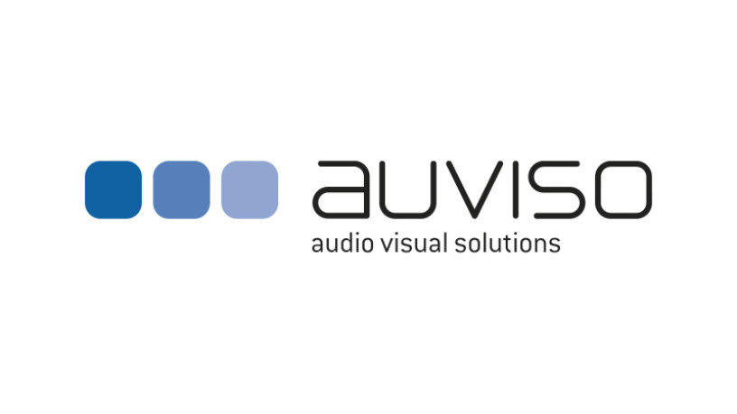 Das Logo von "auviso" zeigt zwei blaue Quadrate und einen hellblauen Quadrat auf der linken Seite, gefolgt von dem Schriftzug "auviso" in modernem Font, begleitet von dem Slogan "audio visual solutions".