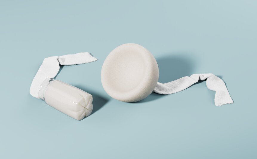 Auf einem hellblauen Hintergrund sind ein weißer Tampon und eine weiße Menstruationsscheibe mit einer Stoffschnur abgebildet.